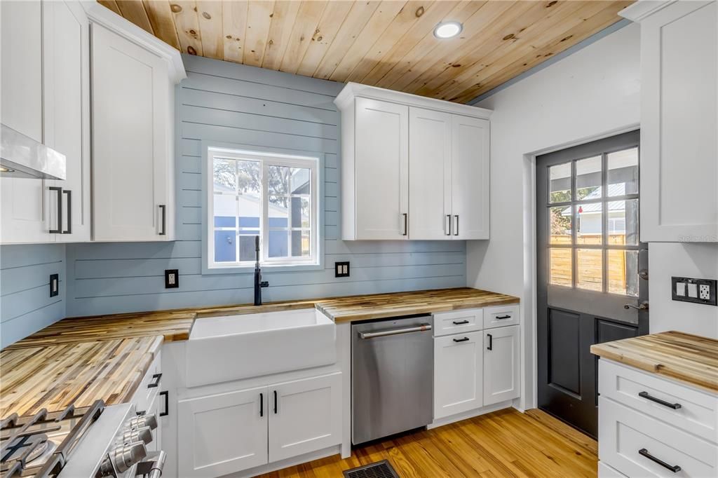 Active With Contract: $1,375,000 (4 beds, 3 baths, 2410 Square Feet)
