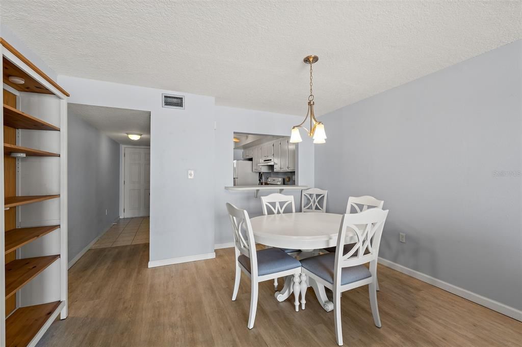 For Sale: $460,000 (2 beds, 2 baths, 1090 Square Feet)
