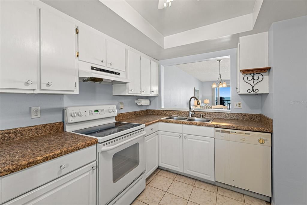 For Sale: $460,000 (2 beds, 2 baths, 1090 Square Feet)