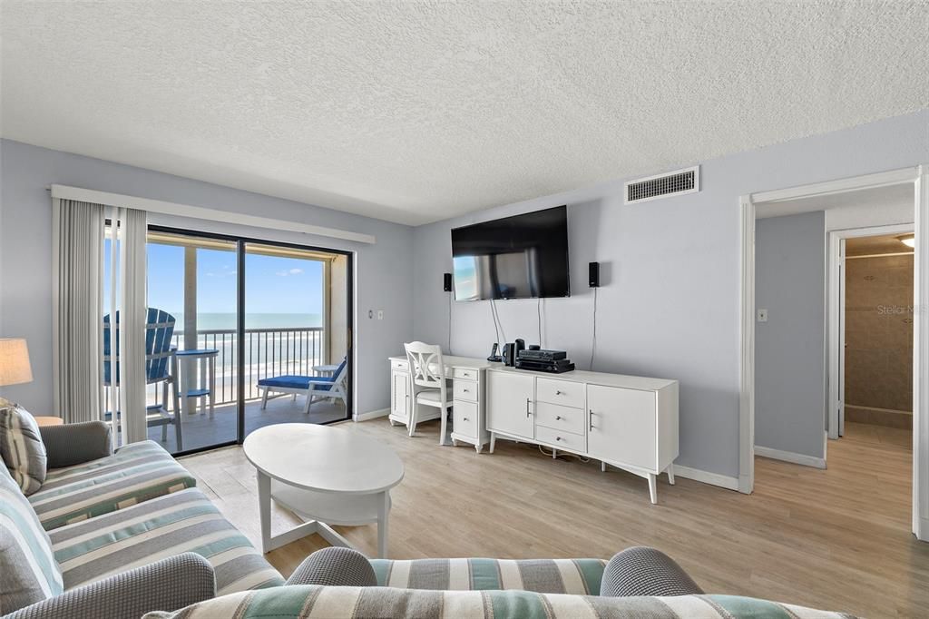 For Sale: $460,000 (2 beds, 2 baths, 1090 Square Feet)