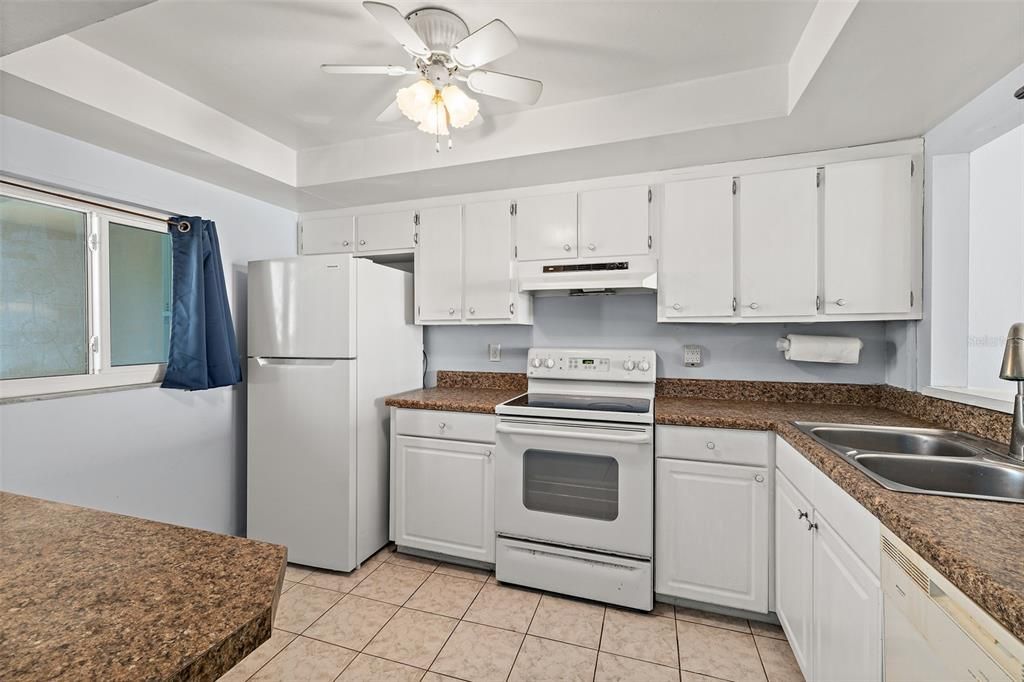 For Sale: $460,000 (2 beds, 2 baths, 1090 Square Feet)
