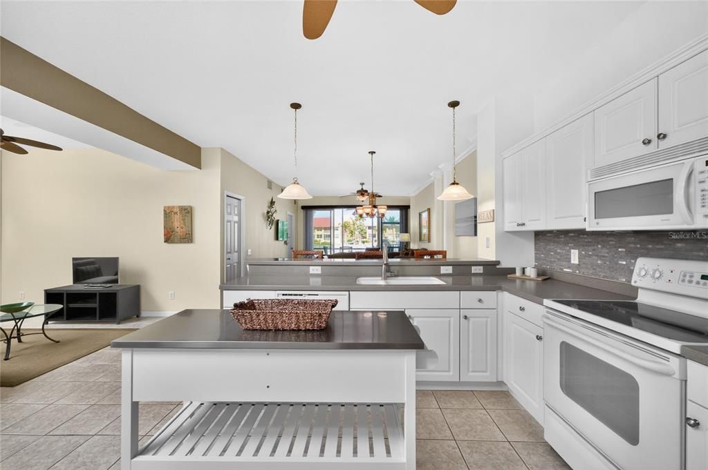 Active With Contract: $270,000 (3 beds, 2 baths, 1556 Square Feet)