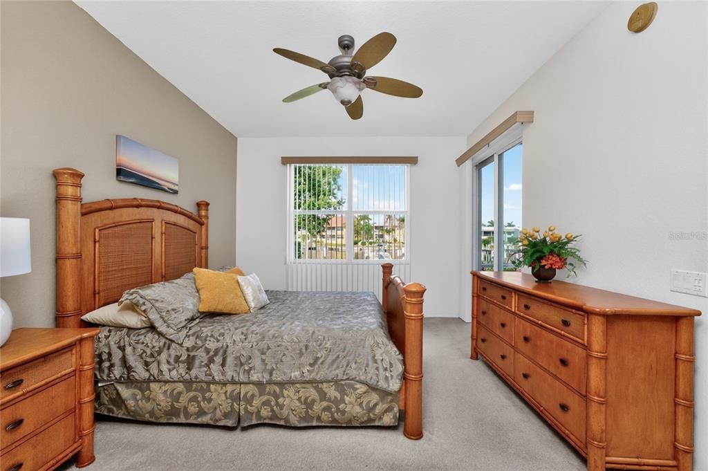 Active With Contract: $270,000 (3 beds, 2 baths, 1556 Square Feet)