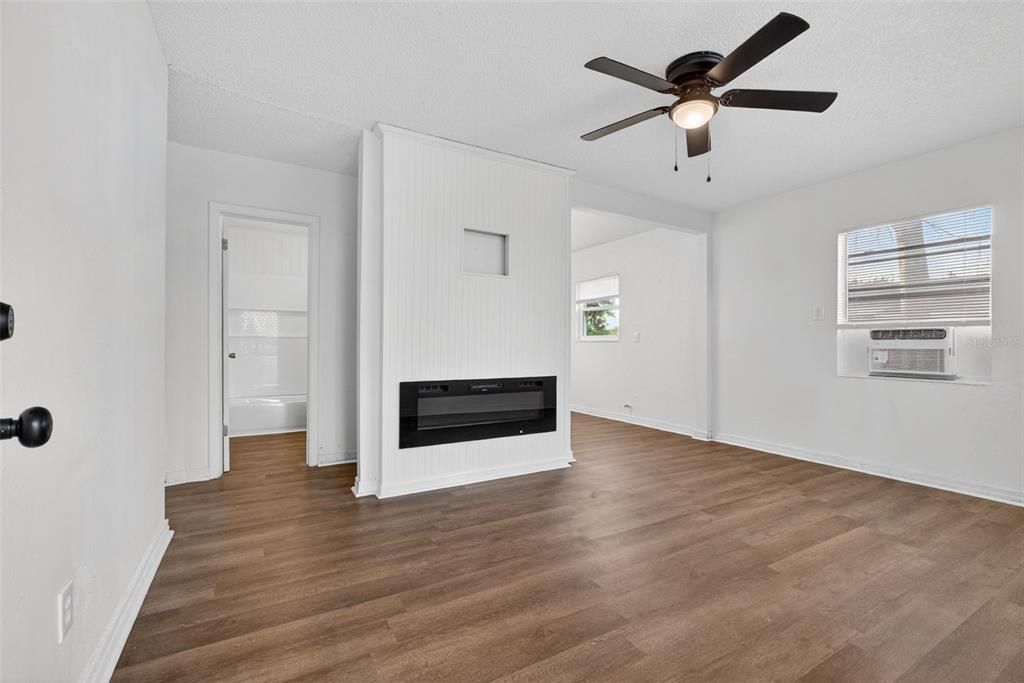Active With Contract: $139,900 (2 beds, 1 baths, 644 Square Feet)