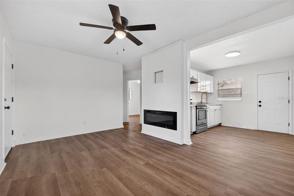 Active With Contract: $139,900 (2 beds, 1 baths, 644 Square Feet)