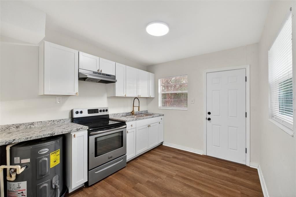 Active With Contract: $139,900 (2 beds, 1 baths, 644 Square Feet)