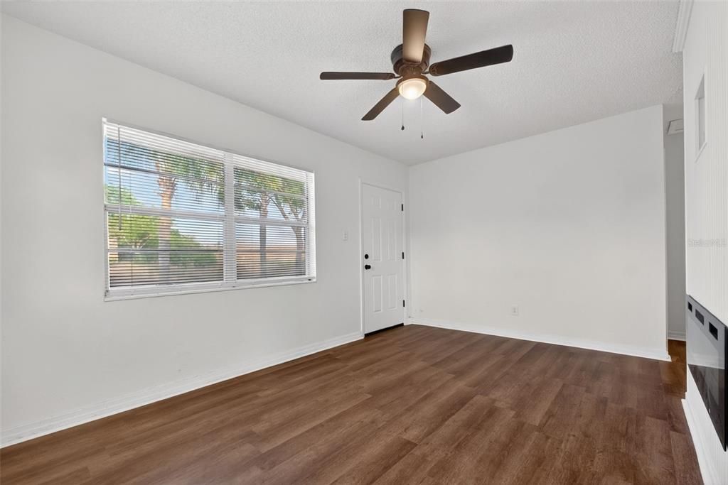 Active With Contract: $139,900 (2 beds, 1 baths, 644 Square Feet)