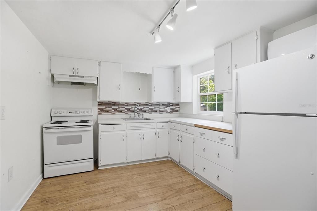 На продажу: $214,900 (2 спален, 1 ванн, 754 Квадратных фут)