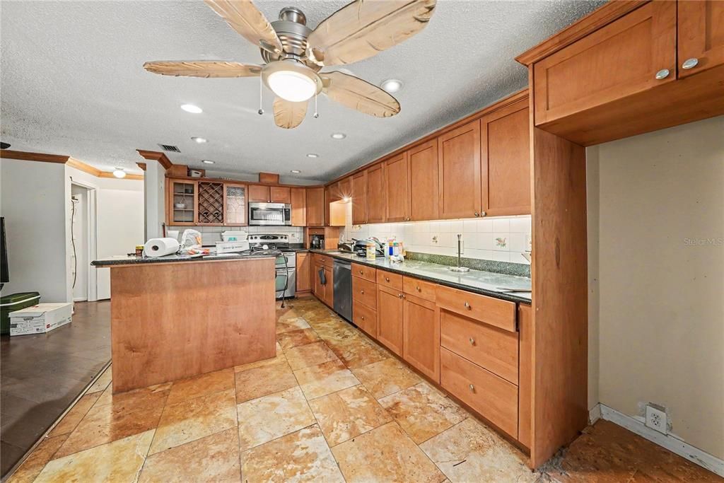 Под контрактом: $325,000 (4 спален, 3 ванн, 2297 Квадратных фут)