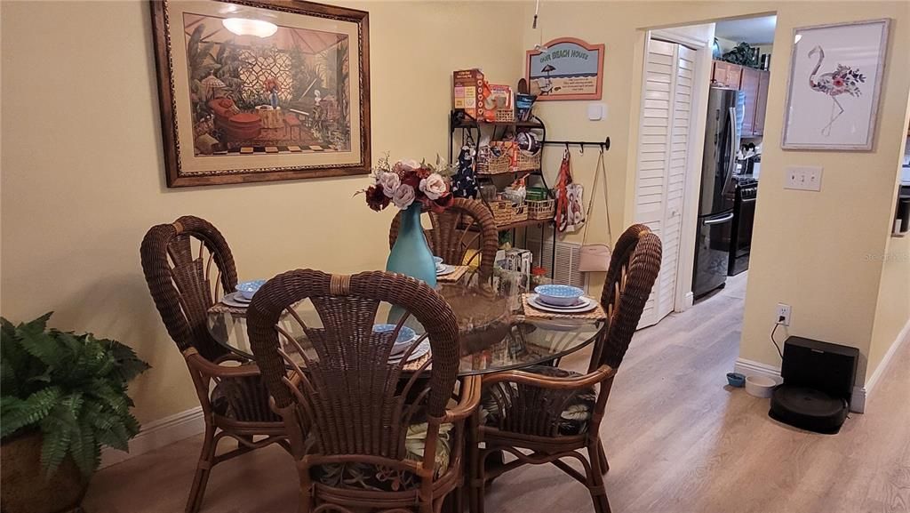 For Sale: $126,900 (1 beds, 1 baths, 1055 Square Feet)