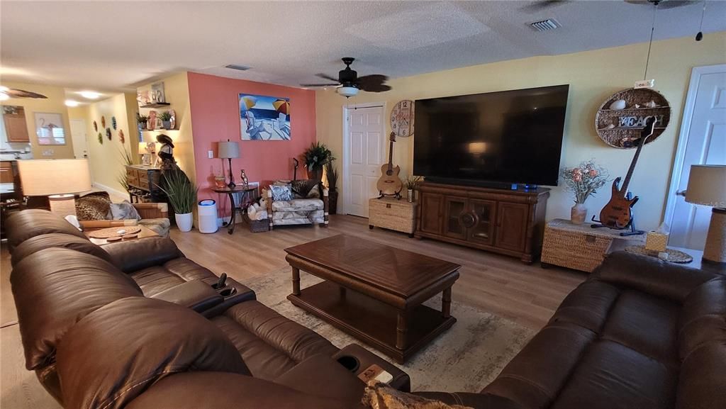For Sale: $126,900 (1 beds, 1 baths, 1055 Square Feet)