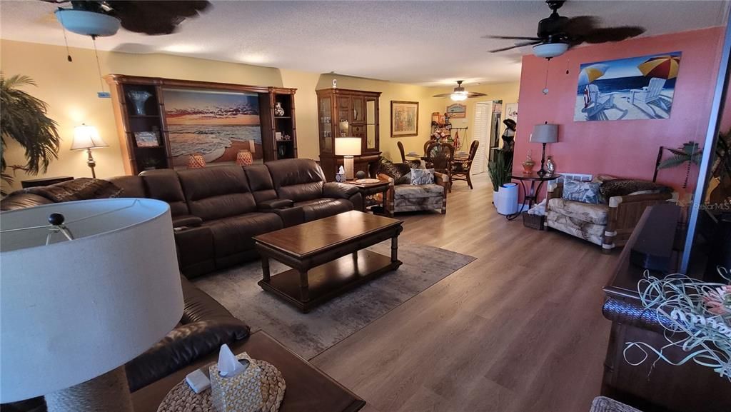 For Sale: $126,900 (1 beds, 1 baths, 1055 Square Feet)