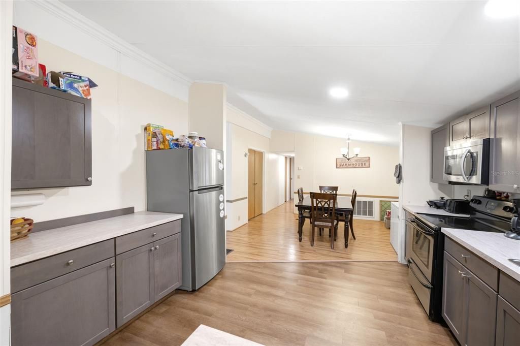 Activo con contrato: $249,900 (4 camas, 2 baños, 2052 Pies cuadrados)