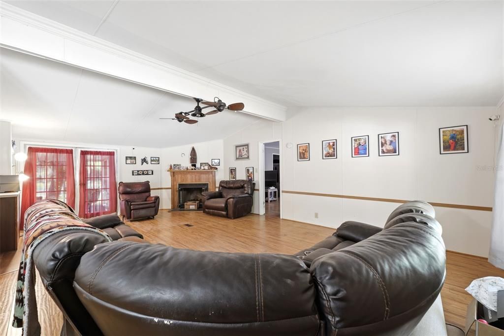 Activo con contrato: $249,900 (4 camas, 2 baños, 2052 Pies cuadrados)