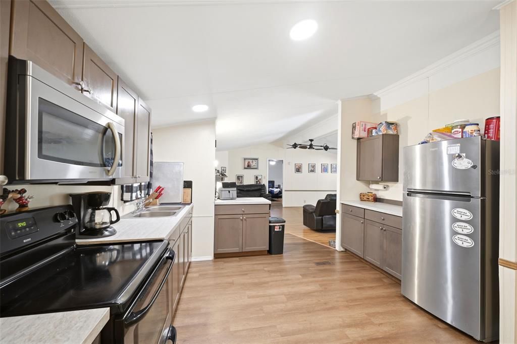 Activo con contrato: $249,900 (4 camas, 2 baños, 2052 Pies cuadrados)