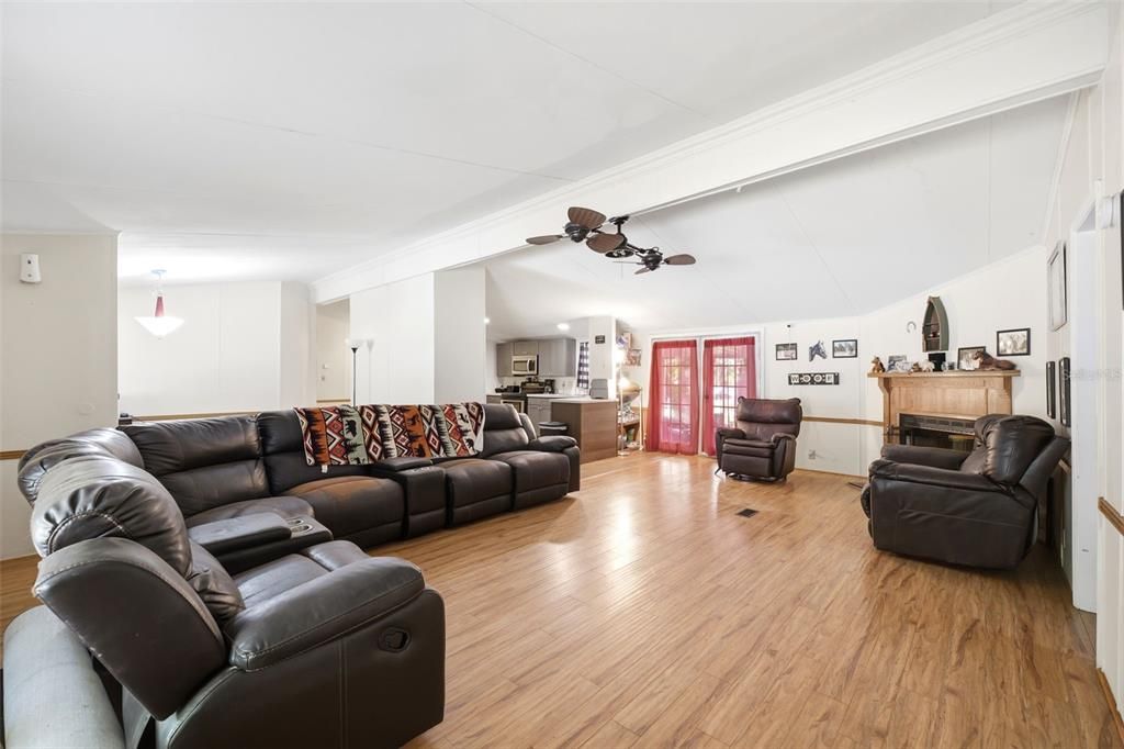 Activo con contrato: $249,900 (4 camas, 2 baños, 2052 Pies cuadrados)