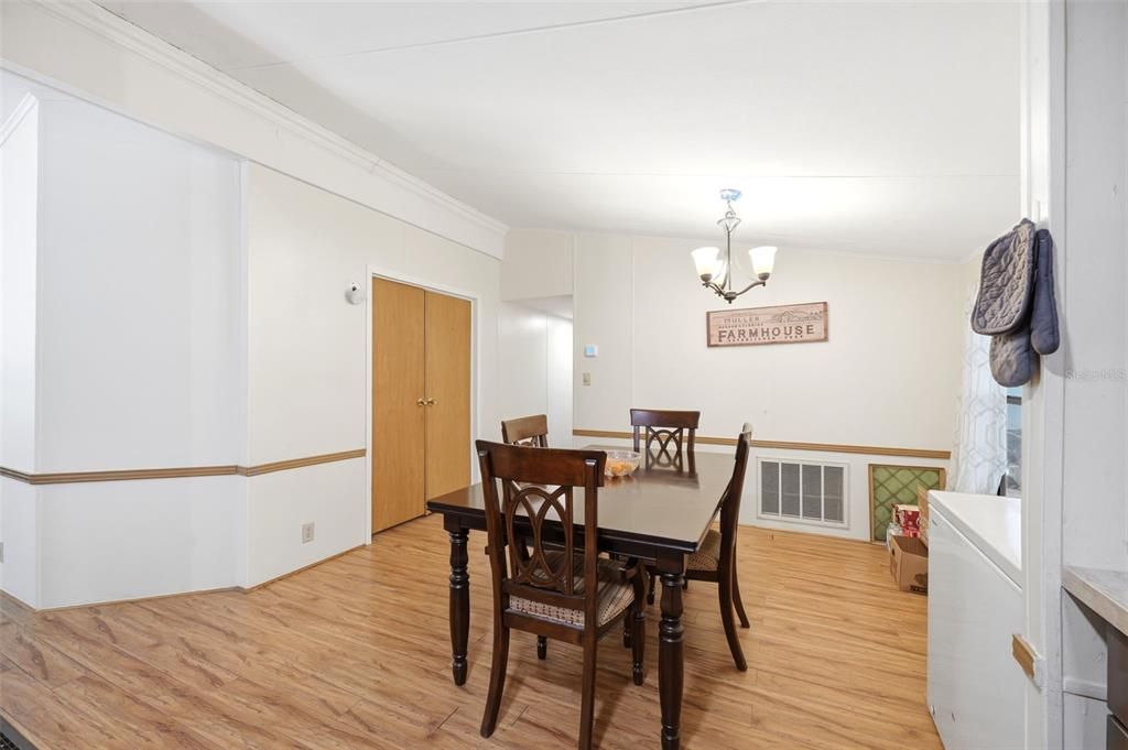 Activo con contrato: $249,900 (4 camas, 2 baños, 2052 Pies cuadrados)
