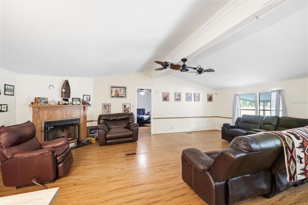 Activo con contrato: $249,900 (4 camas, 2 baños, 2052 Pies cuadrados)