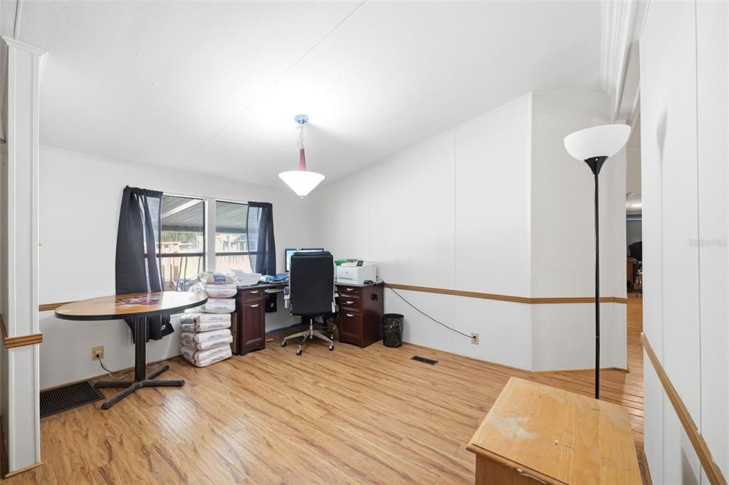Activo con contrato: $249,900 (4 camas, 2 baños, 2052 Pies cuadrados)