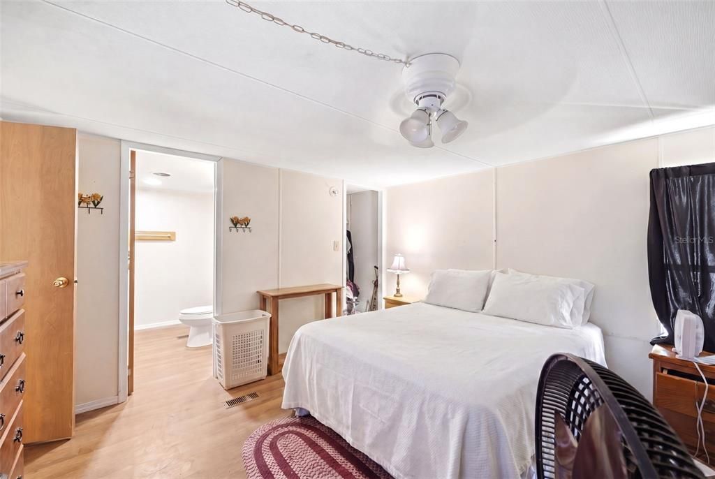 Activo con contrato: $249,900 (4 camas, 2 baños, 2052 Pies cuadrados)