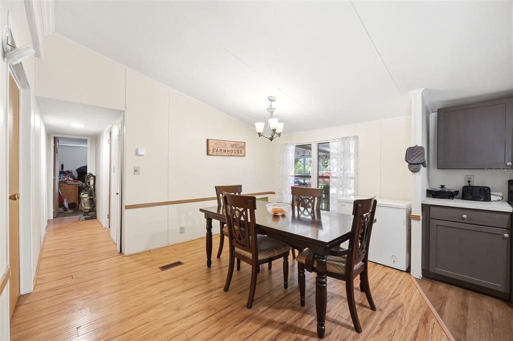 Activo con contrato: $249,900 (4 camas, 2 baños, 2052 Pies cuadrados)
