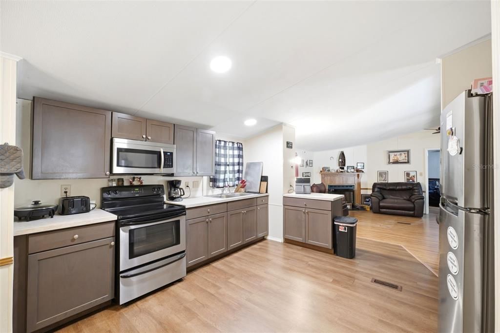 Activo con contrato: $249,900 (4 camas, 2 baños, 2052 Pies cuadrados)
