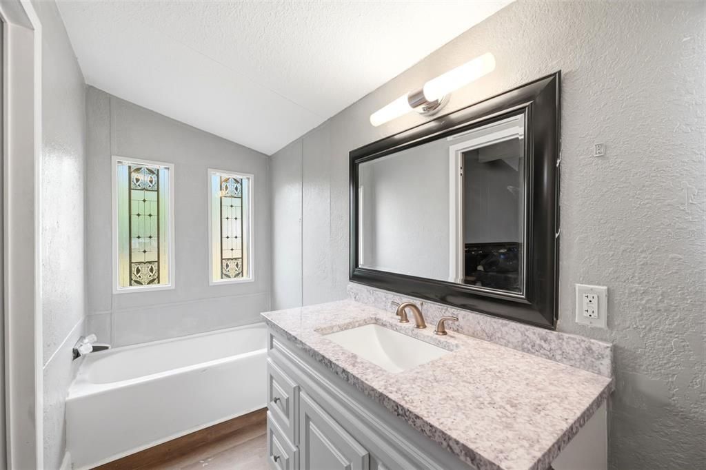 Activo con contrato: $249,900 (4 camas, 2 baños, 2052 Pies cuadrados)
