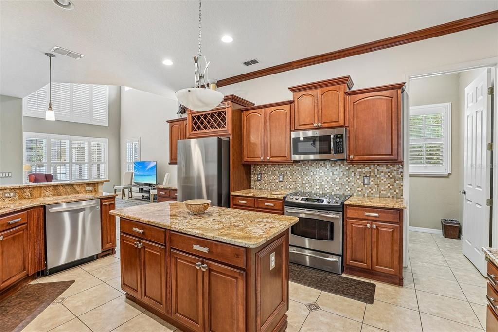 Activo con contrato: $650,000 (4 camas, 3 baños, 2732 Pies cuadrados)