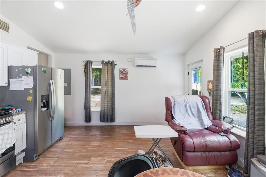 For Sale: $158,900 (1 beds, 1 baths, 612 Square Feet)