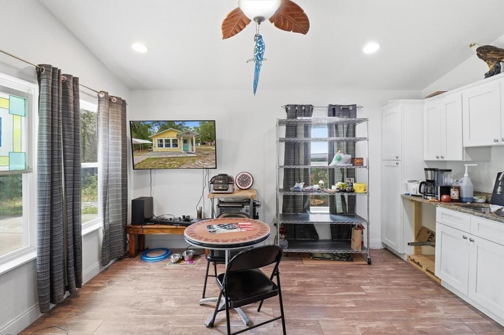 For Sale: $158,900 (1 beds, 1 baths, 612 Square Feet)