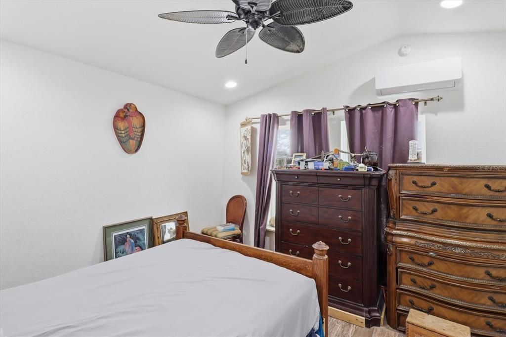 For Sale: $158,900 (1 beds, 1 baths, 612 Square Feet)