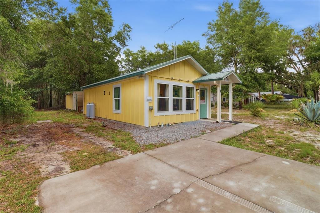 For Sale: $158,900 (1 beds, 1 baths, 612 Square Feet)