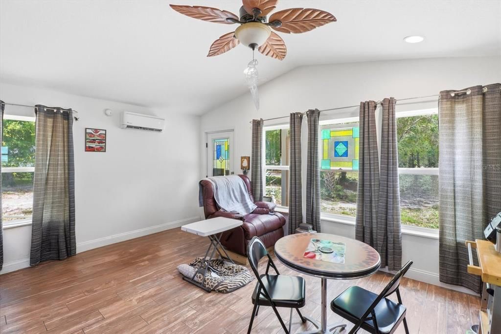 For Sale: $158,900 (1 beds, 1 baths, 612 Square Feet)