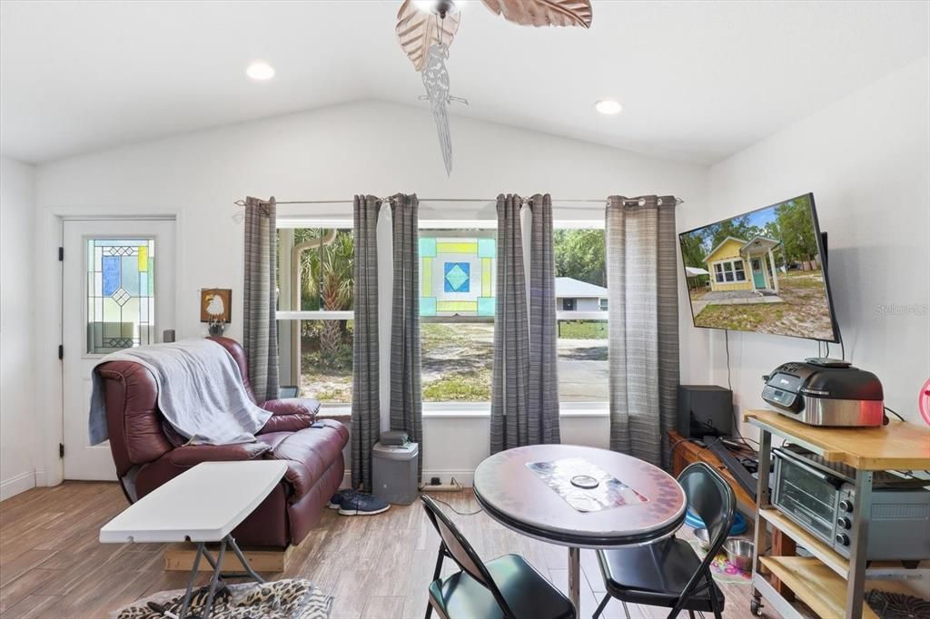 For Sale: $158,900 (1 beds, 1 baths, 612 Square Feet)