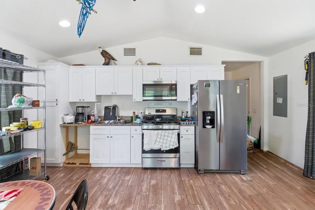 For Sale: $158,900 (1 beds, 1 baths, 612 Square Feet)