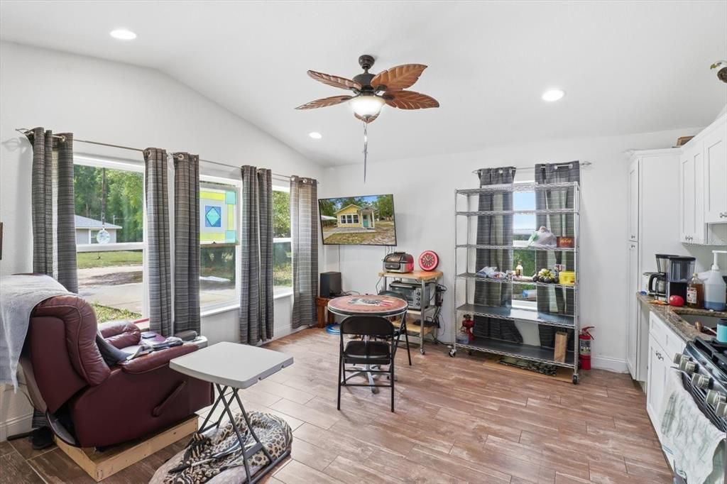 For Sale: $158,900 (1 beds, 1 baths, 612 Square Feet)
