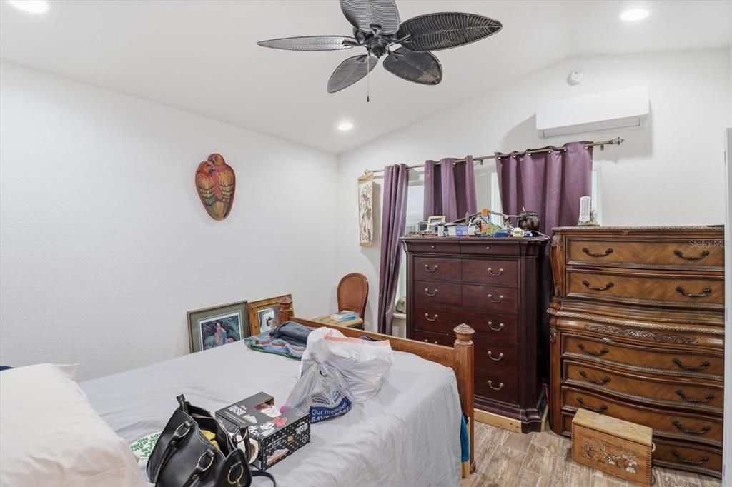 For Sale: $158,900 (1 beds, 1 baths, 612 Square Feet)