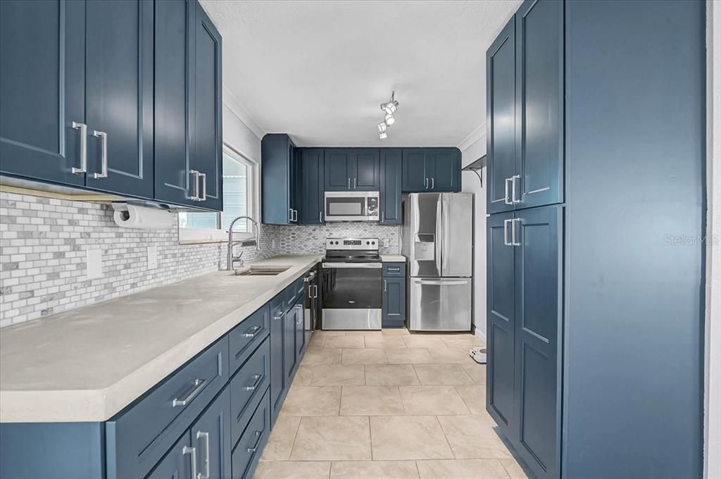 На продажу: $259,900 (2 спален, 2 ванн, 1004 Квадратных фут)