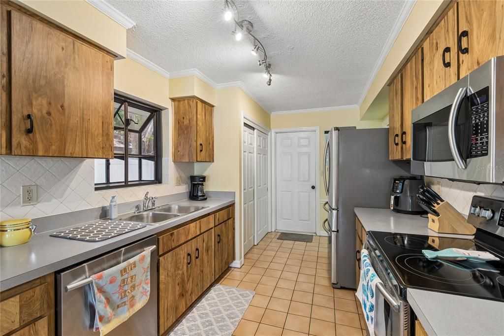На продажу: $460,000 (4 спален, 2 ванн, 1895 Квадратных фут)