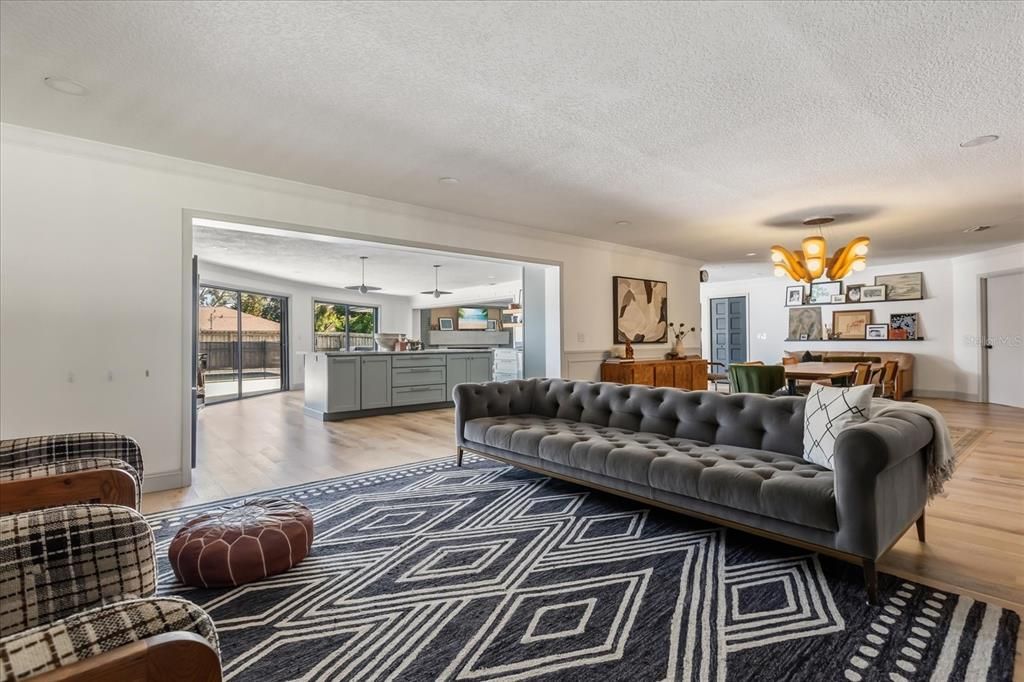 Под контрактом: $799,900 (4 спален, 2 ванн, 3397 Квадратных фут)