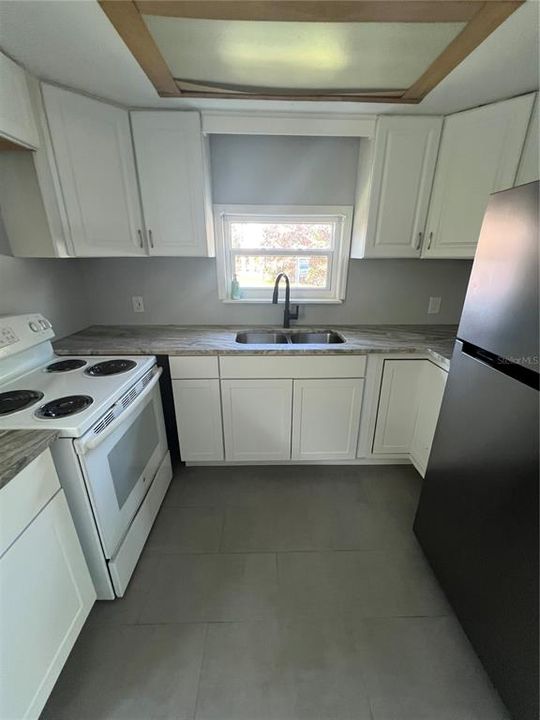 For Sale: $349,000 (2 beds, 1 baths, 864 Square Feet)