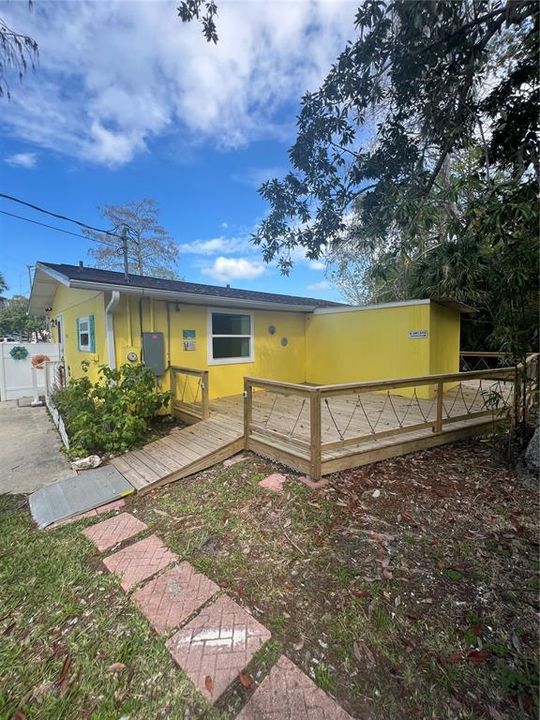 For Sale: $349,000 (2 beds, 1 baths, 864 Square Feet)