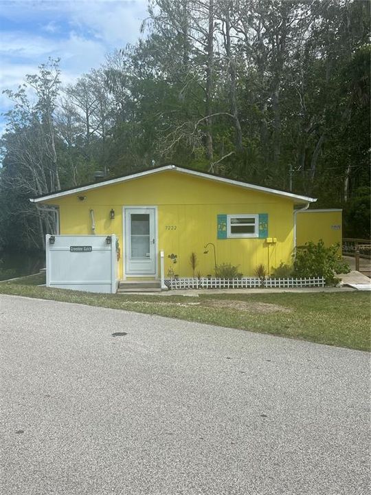 For Sale: $349,000 (2 beds, 1 baths, 864 Square Feet)