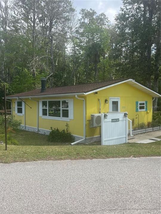 For Sale: $349,000 (2 beds, 1 baths, 864 Square Feet)