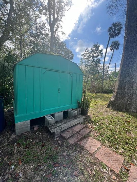 For Sale: $349,000 (2 beds, 1 baths, 864 Square Feet)