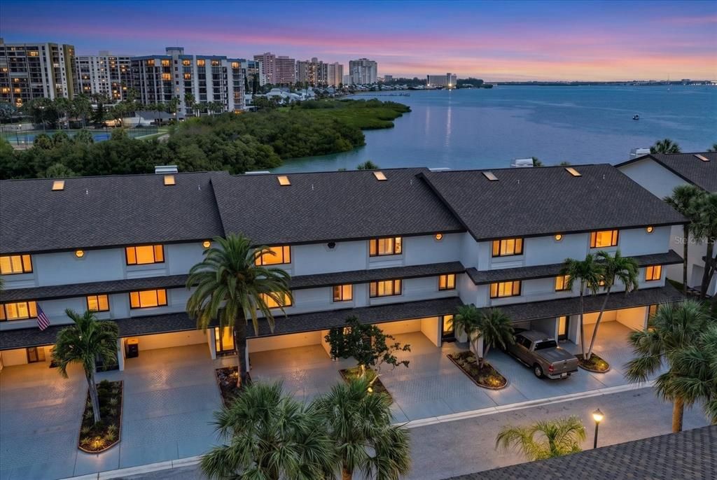 En Venta: $1,050,000 (3 camas, 3 baños, 2150 Pies cuadrados)