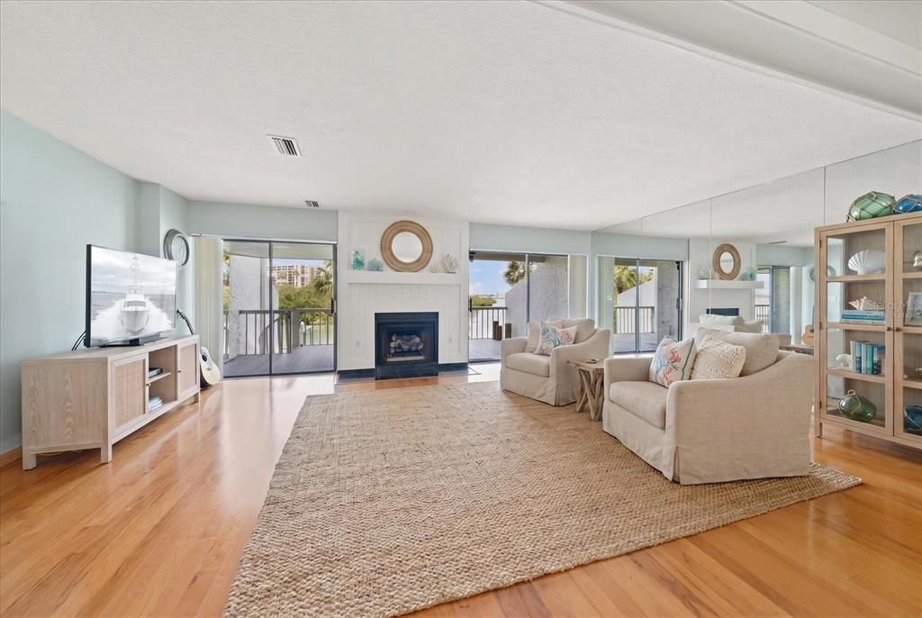 En Venta: $1,050,000 (3 camas, 3 baños, 2150 Pies cuadrados)