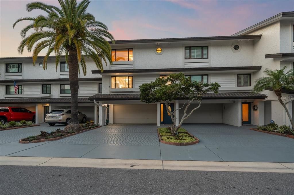 En Venta: $1,050,000 (3 camas, 3 baños, 2150 Pies cuadrados)