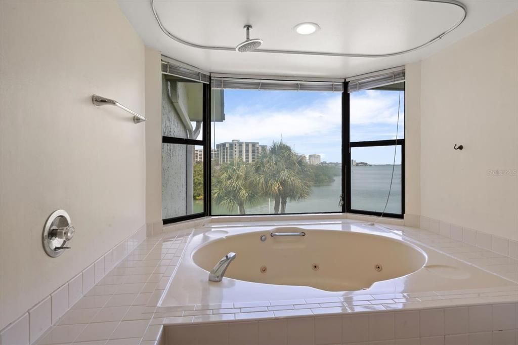 En Venta: $1,050,000 (3 camas, 3 baños, 2150 Pies cuadrados)