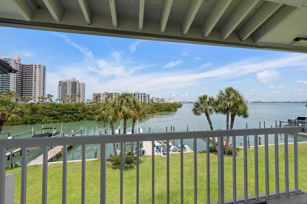 En Venta: $1,050,000 (3 camas, 3 baños, 2150 Pies cuadrados)